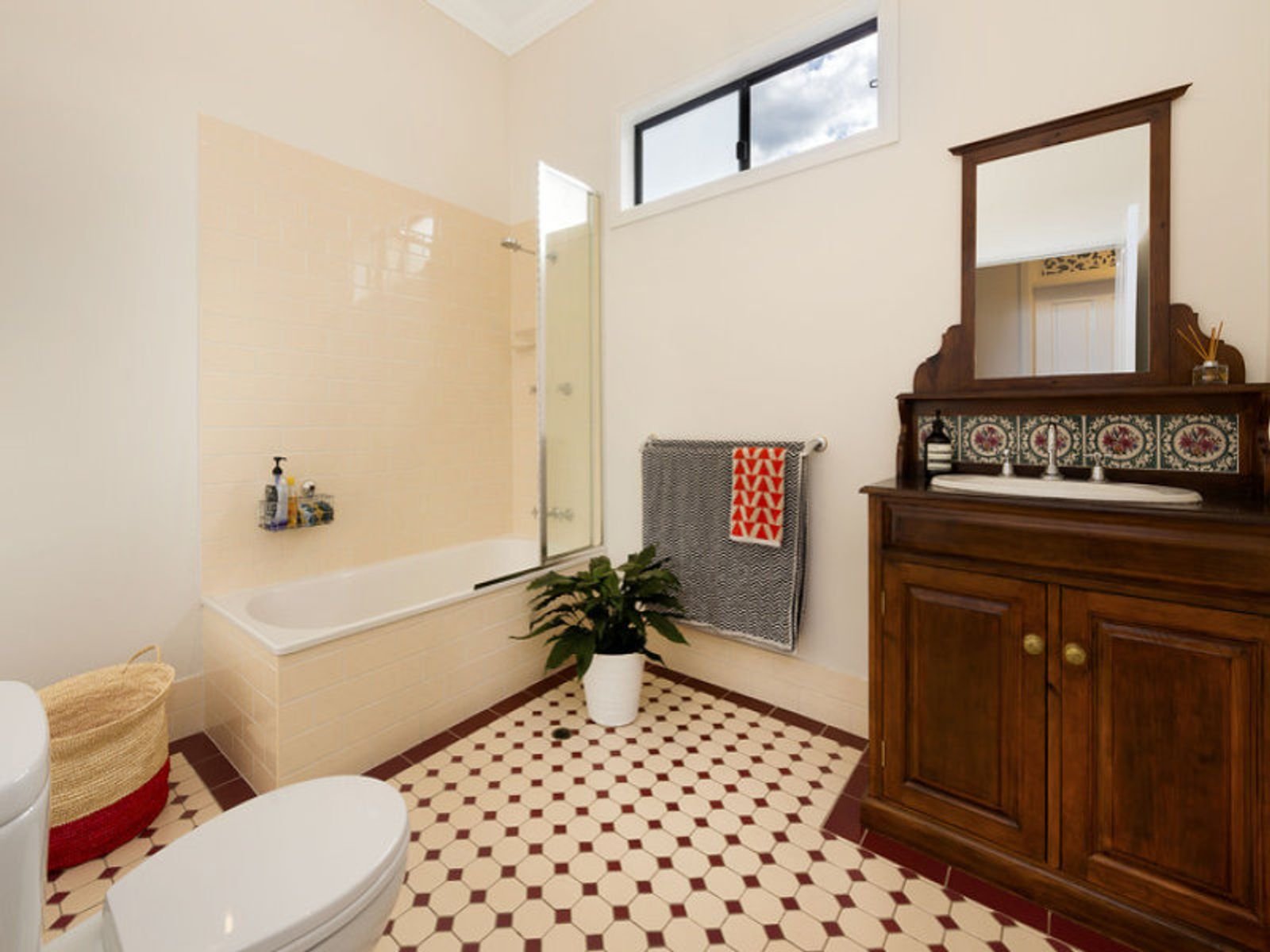 10 Fryar Street, Camp Hill, QLD 4152